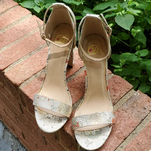 Fabric covered block heel sandals - Picture 2 of 11